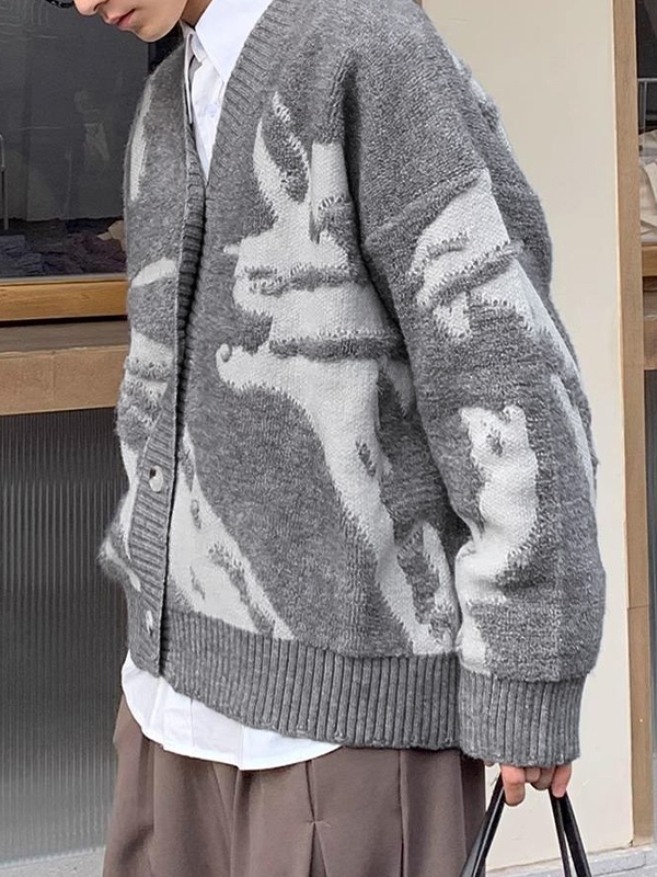 Herrenpullover mit kontrastfarbener Beflockung und V-Ausschnitt