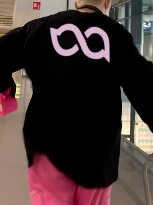 Herren-Langarm-T-Shirt mit Kontrastdruck und Rundhalsausschnitt