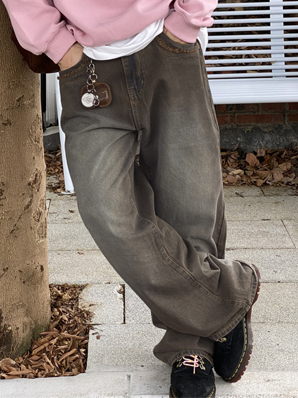 Lose Herrenjeans mit Vintage-Waschung und rohem Rand