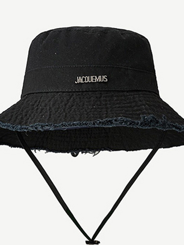 Verstellbarer Fischerhut aus massivem Metall mit Buchstabendekor und rohem Besatz