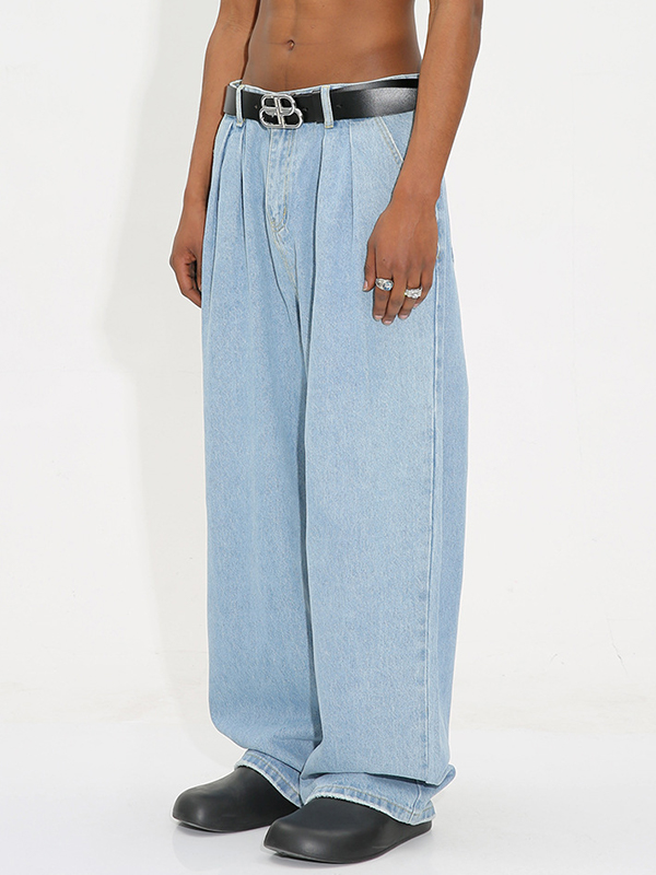 Schlankmachende, lockere Jeans mit mittelhoher Taille