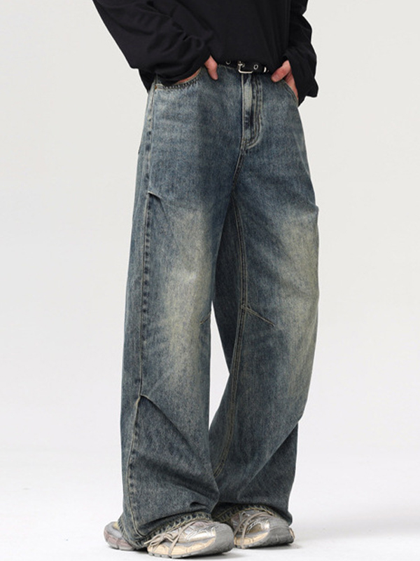 Gerade, lockere Jeans im dekonstruierten Design