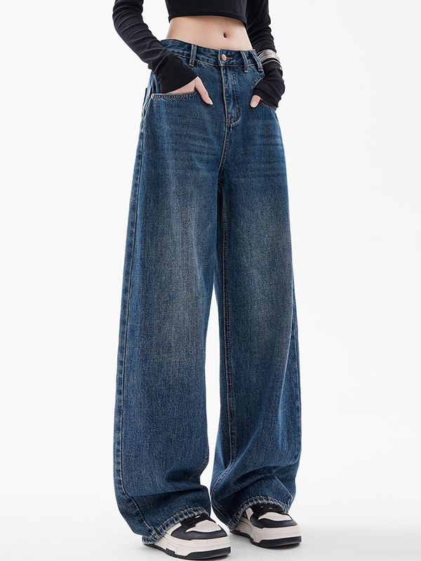 Blaue Boyfriendjeans mit weitem Bein