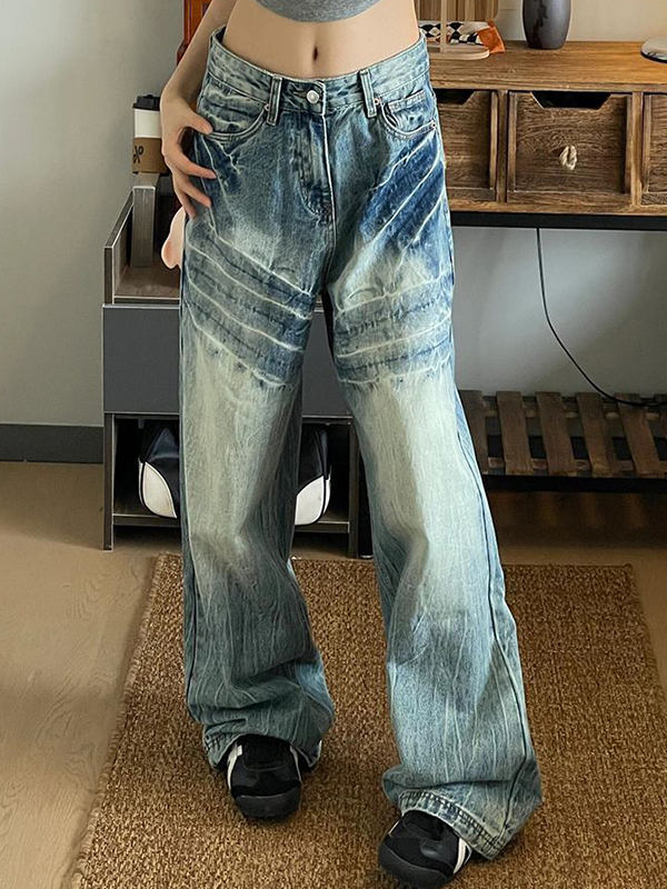 Wasserwaschende, alternde Boyfriendjeans im amerikanischen Stil