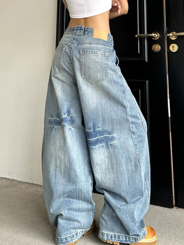 Locker sitzende verwaschene Boyfriendjeans