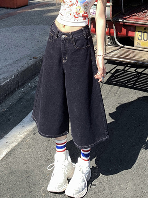 Locker sitzende Jeansshorts mit weitem Bein