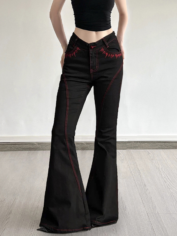 Schlagjeans mit Stickerei im dunklen Stil