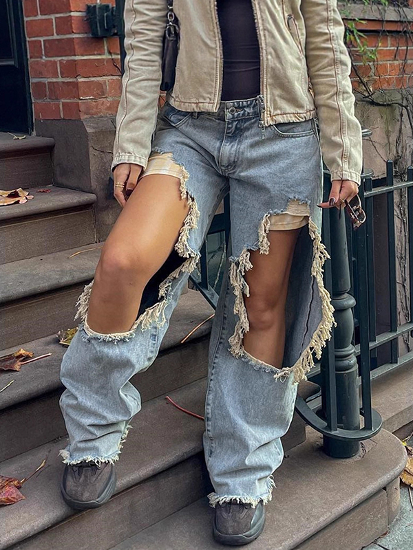 Ein großes Loch in der zerrissenen Jeans am Knie