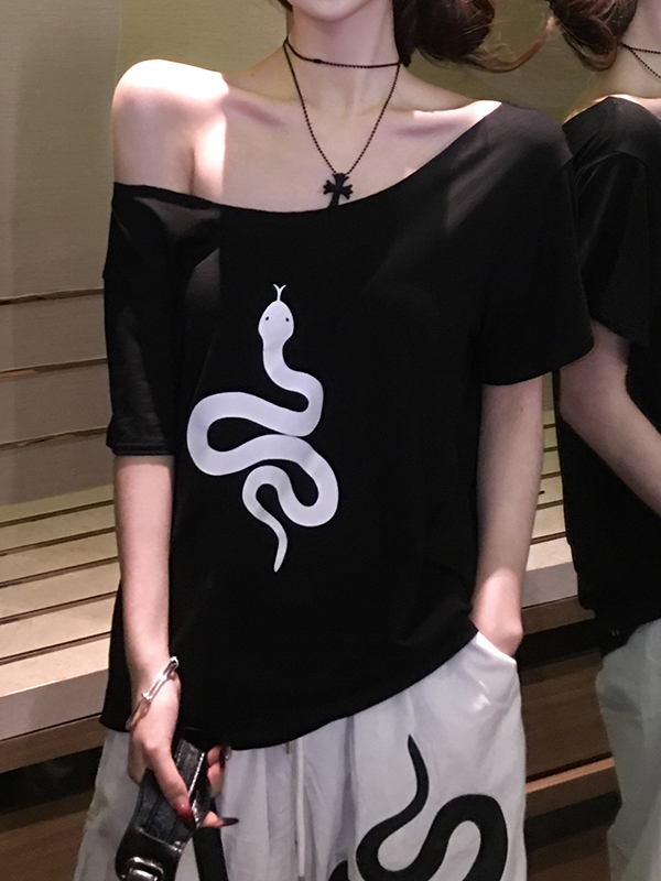 Übergroßes kurzärmliges T-Shirt mit Schlangenmuster