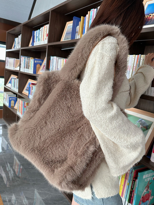 Übergroße Einkaufstasche aus Fuchspelz