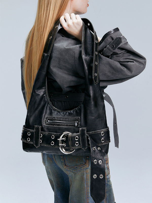 Große, verstellbare Schultertasche mit Gürtelschnalle aus gewaschenem Leder im Used-Look