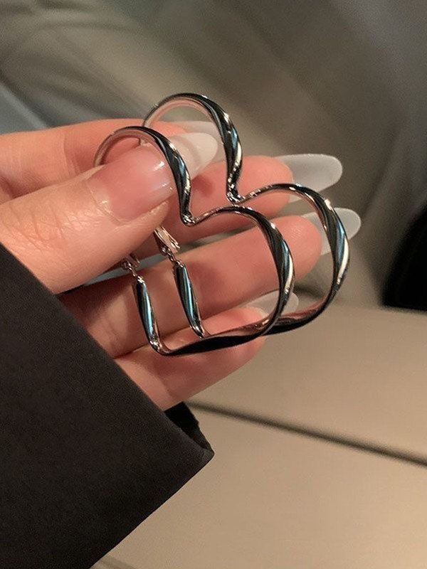 Herz-Ohrringe aushöhlen