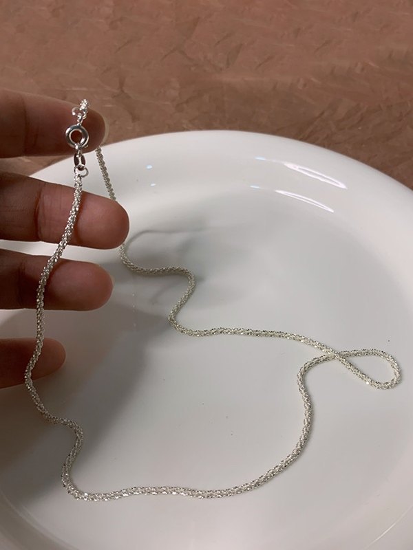 Einfache funkelnde Silberkette