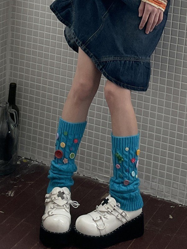 Knopfverzierter Zopfmuster-Beinwärmer