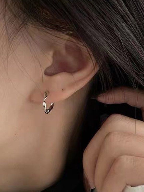 1 Paar verdrehte Creolen