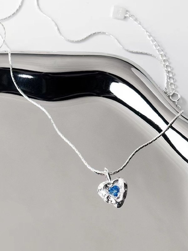Halskette mit unregelmäßigem Herzanhänger