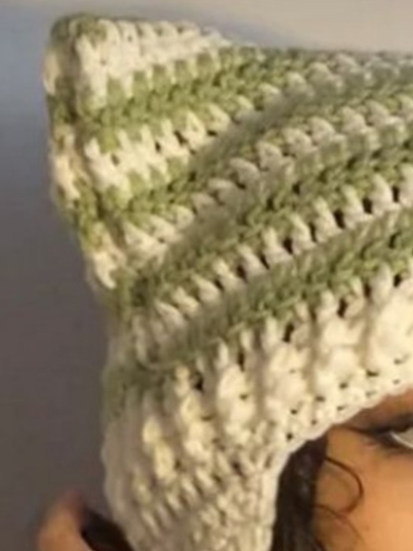 Handgefertigte Strickmütze mit Katzenohrstreifen