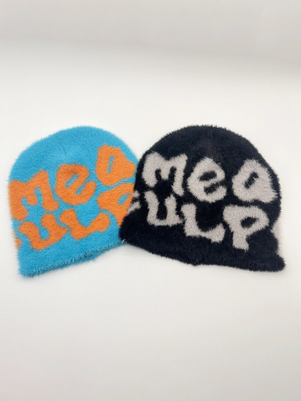 Plüsch-Beanie mit kontrastfarbenem Buchstaben-Print