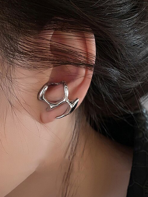 Unregelmäßiger Ohrstecker aus flüssigem Metall mit Ausschnitten