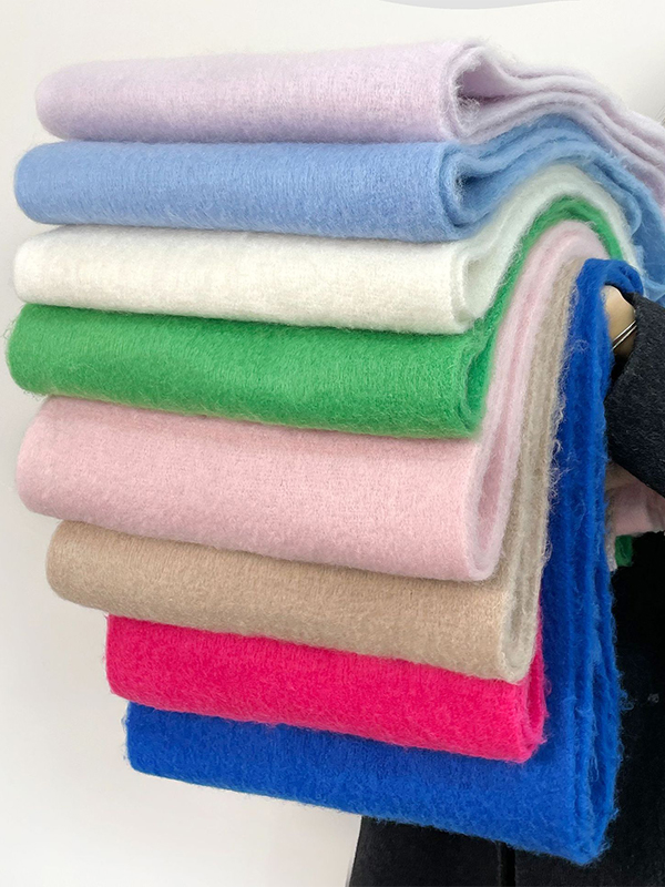 Vielseitiger, einfarbiger Schal mit Fransen