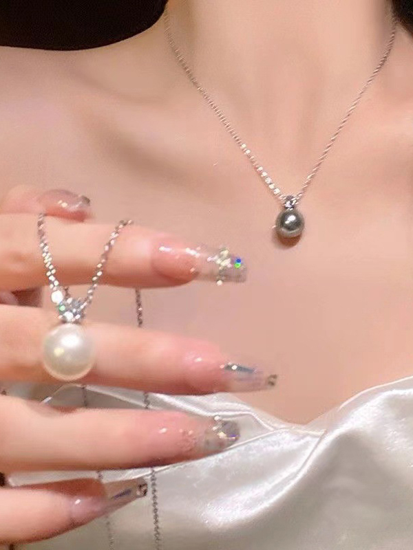 Halskette mit Perlen-Diamant-Anhänger